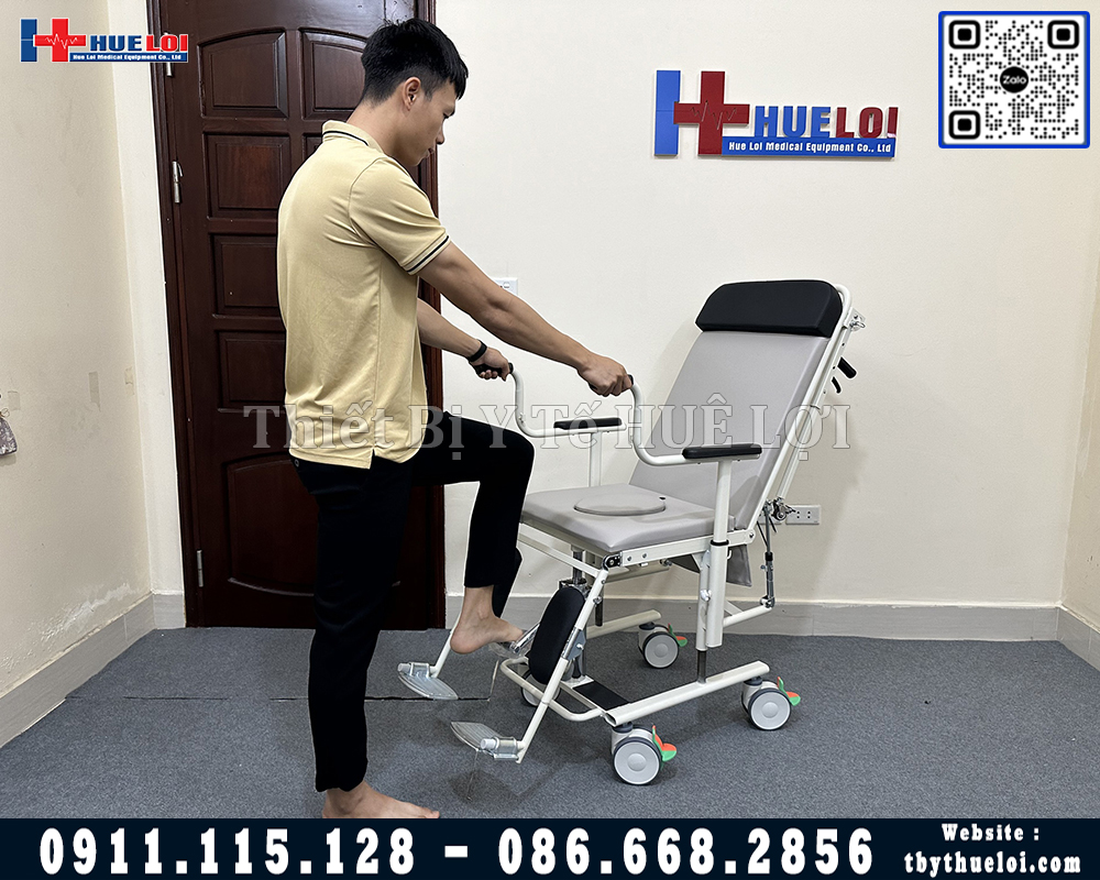 xe nâng người liệt đi vệ sinh